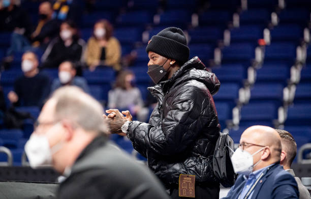 他巧妙地运 他巧妙地运