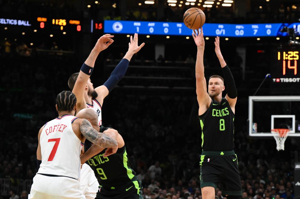 阿努诺比半场表现：三分球4中0，却拿下10分4板2断2帽（阿努诺比半场：三分4投0中仍贡献10分4板2断2帽）