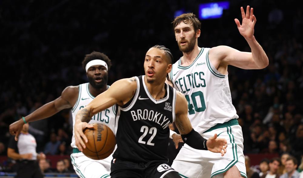 阿努诺比半场表现：三分球4中0，却拿下10分4板2断2帽（阿努诺比半场：三分4投0中仍贡献10分4板2断2帽）